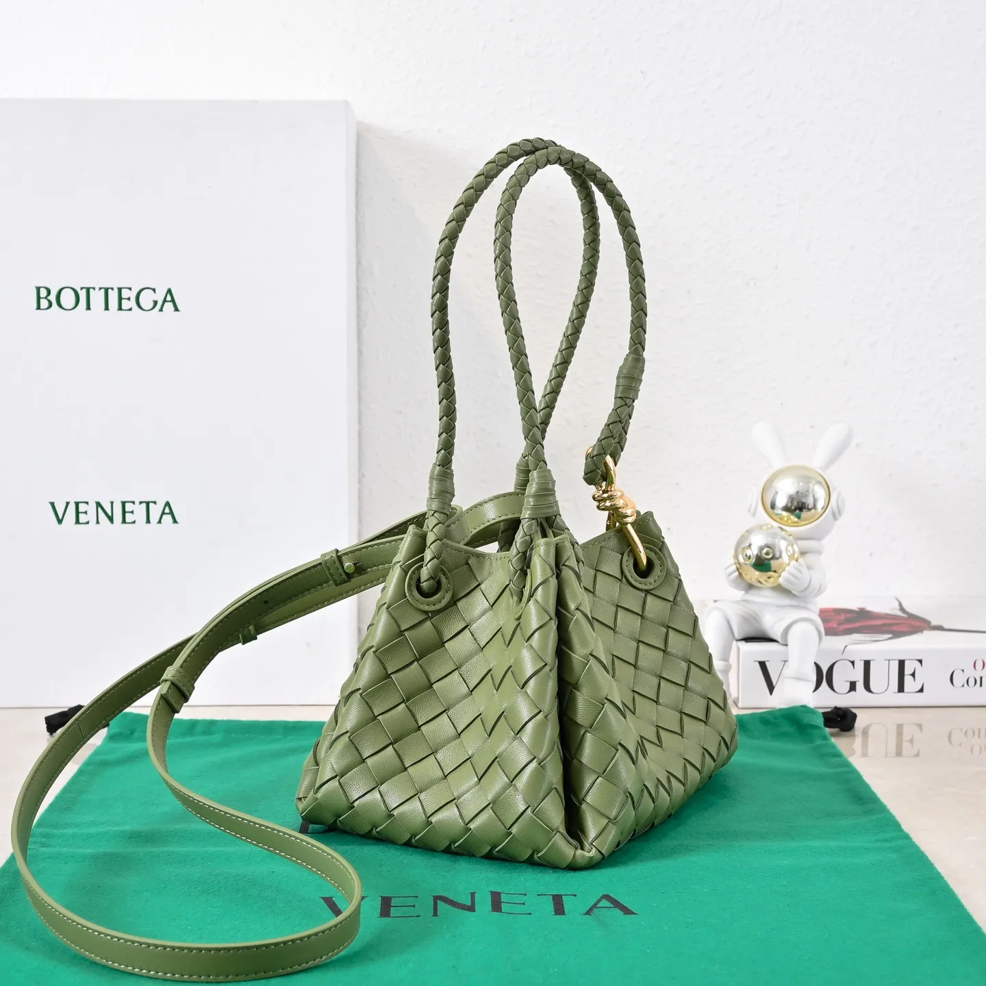Batch 1760 BV home is new! Andiamo combines Bottega Veneta archives parachute handbags to inherit retro elements and integrate modern trends. The same style as Shu Qi's Beijing Night. It is a continuation of the classic bag. It has three functions: hand carry, shoulder and cross-body. It is embellished with metal brass knot buckles. The capacity of the small one is amazing. It can easily hold sunglasses in a box/small bottle of water/powder powder/charger and other daily necessities when going out. The upper body is versatile. Style number: 6569 Size: 21*17*16.5cm